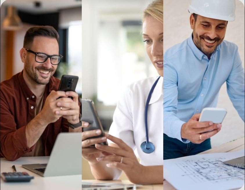 Personne consultant ses finances sur téléphone avec dollars virtuels